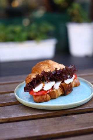 Круасан з індичкою та соусом тар-тар