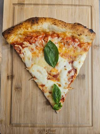Pizza Margherita komad