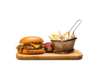 Бургер с дърпано свинско (310г)