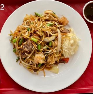 22 Smażony makaron z krewetkami, wołowiną i kurczakiem