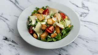 Sałatka Cezar z kurczakiem