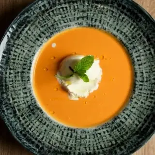 Salmorejo con helado de sorbete de lima