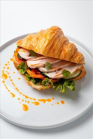 Круассан с курицей с соусом цезарь