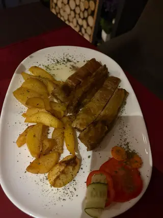 Teleće pečenje ispod sača sa pekarskim krompirom