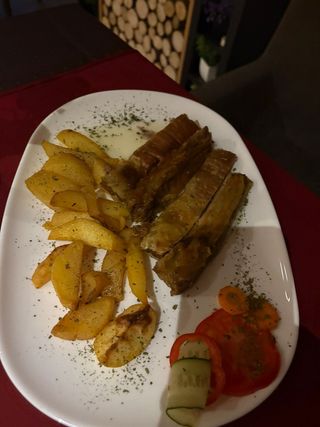 Teleće pečenje ispod sača sa pekarskim krompirom