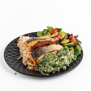 Łosoś na szpinaku z pesto pomidorowym