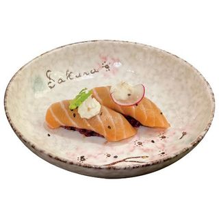 77. Nigiri Negro De Salmón (4 pzs.)