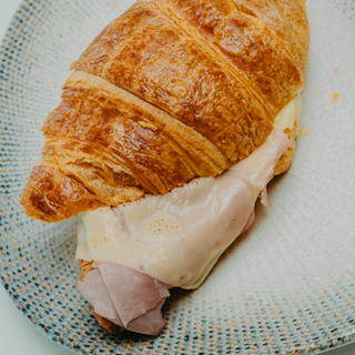 Croissant De Queso y Jamón Cocido