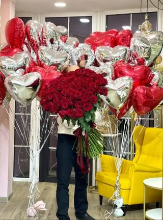 Buchet din 101 trandafir, mix de baloane inimă - «Explozie de emoții»