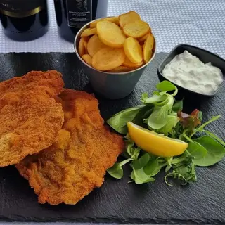 Şniţel vienez cu cartofi rondele și sos tzatziky