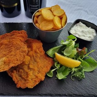 Şniţel vienez cu cartofi rondele și sos tzatziky