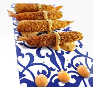 Langostinos torpedo con mayo de kimchi