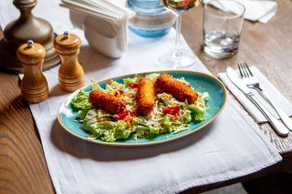 Salată cu telemea crocantă 