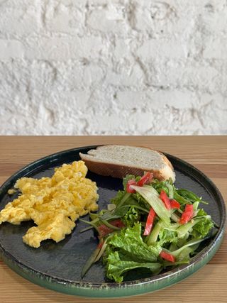 Скрембл+салат+тости (180г)