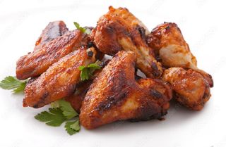 Хрупкави пилешки крила с пикантен сос