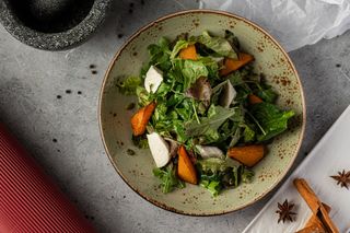 Тёплый салат с жареной тыквой и моцареллой (260гр)