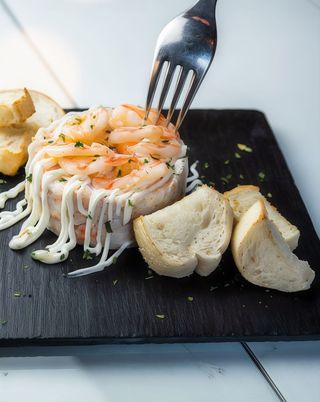 Ensaladilla Rusa Con Gambón Y Pan Sardo