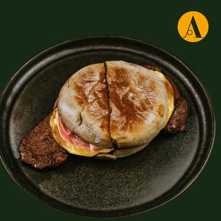 Prego no Pão em Bolo Caco