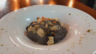 Tagliolini neri vieiras y pistacho 