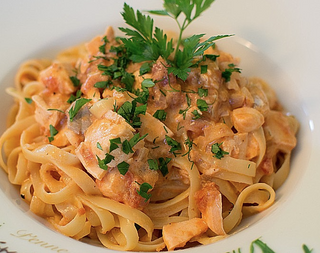 Salmone pasta fresca