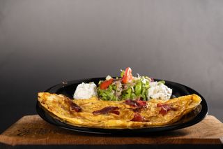 Omlet sa suhim mesom