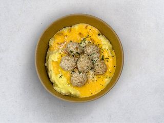 Boly z kurczaka z puree ziemniaczanym ta sosem serowym (na gorąco) (300g)