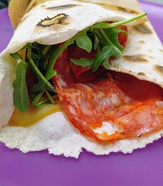 Piadina: Mozzarella, patate,rucola e salame piccante.