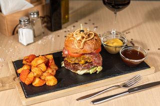 30% REDUCERE: MENIU Burger Tinecz Angus..