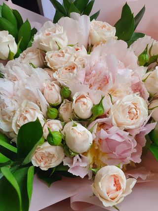 Buchet de trandafiri de gradină și bujori