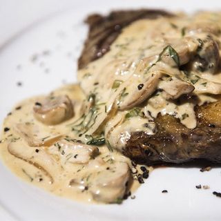 MEDALLONES DE CARNE CON SALSA DE CHAMPIÑONES 