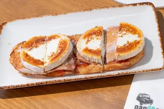 Tosta Lomo Queso Cabra Mermelada Tomate