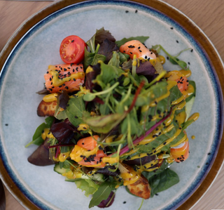 Салат з малосольним лососем (300г)