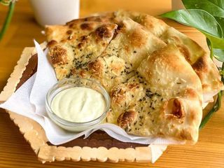 Фокачча з Пармезаном і часниковим соусом (30см)