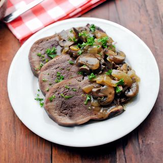 говяжий язык с грибами