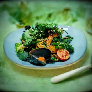 Теплий салат з морепродуктами та соусом каррі (280г)