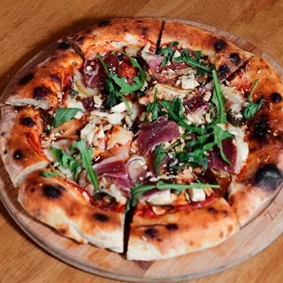 პროშუტოთი,მსხლითა და ლურჯი ყველით