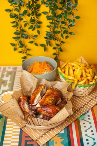 Pollo Entero + Patatas + Ensalada + 3 salsas