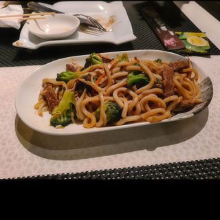115 Udon noodles with beef and vegetables