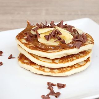 Tortitas con dulce de leche, plátano y chocolate