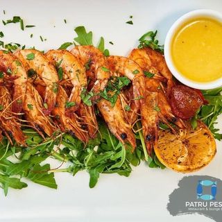 Creveti grill cu sos lime si paine prajita