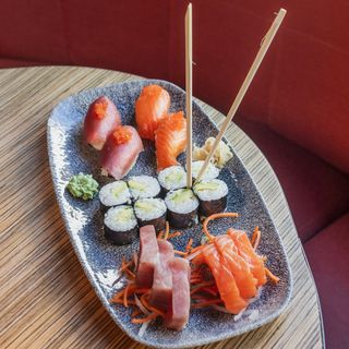 Combinado De Nigiri Con Sashimi Y Maki 