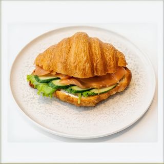 Круассан с лососем