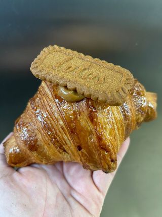 Croissant Mantequilla Relleno Lotus