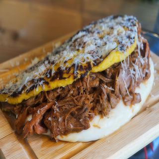Cachapa De Carne Mechada Con Queso De Mano