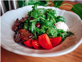 Улюблений салат Куха з курячою печінкою та вишнею (250g)