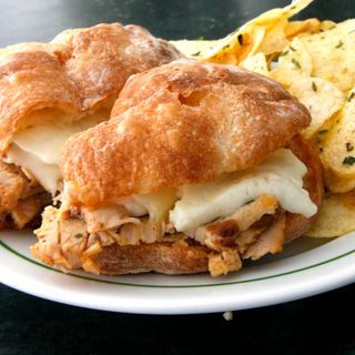 Sandes de Pernil com Queijo da Serra