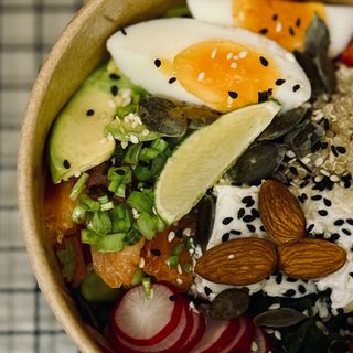 Боул з рибою