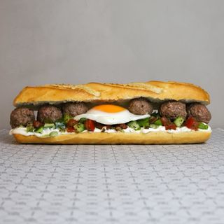 Bocadillo de albóndigas Bnedak