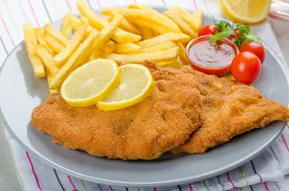 Pileći bečki odrezak, pomfrit, tartar , limun.