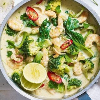 Gambas con salsa de curry verde tailandesa